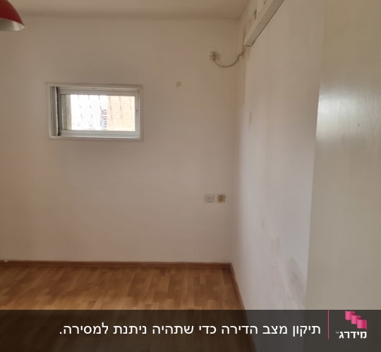 חדר ריק עם קיר לבן ורצפת עץ